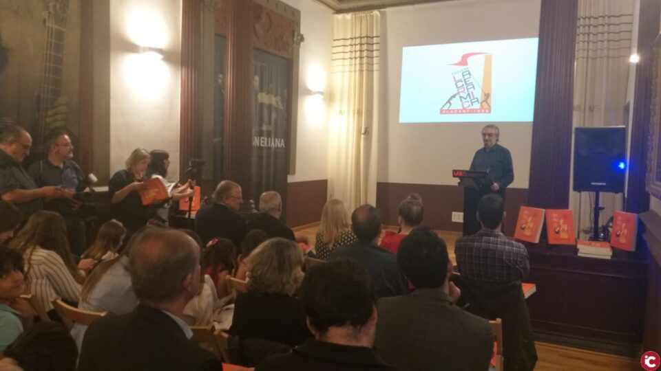 José Ramón González acude a la presentación del llibret con el que La Ceràmica homenajea a Daniel y Vicente Bañuls