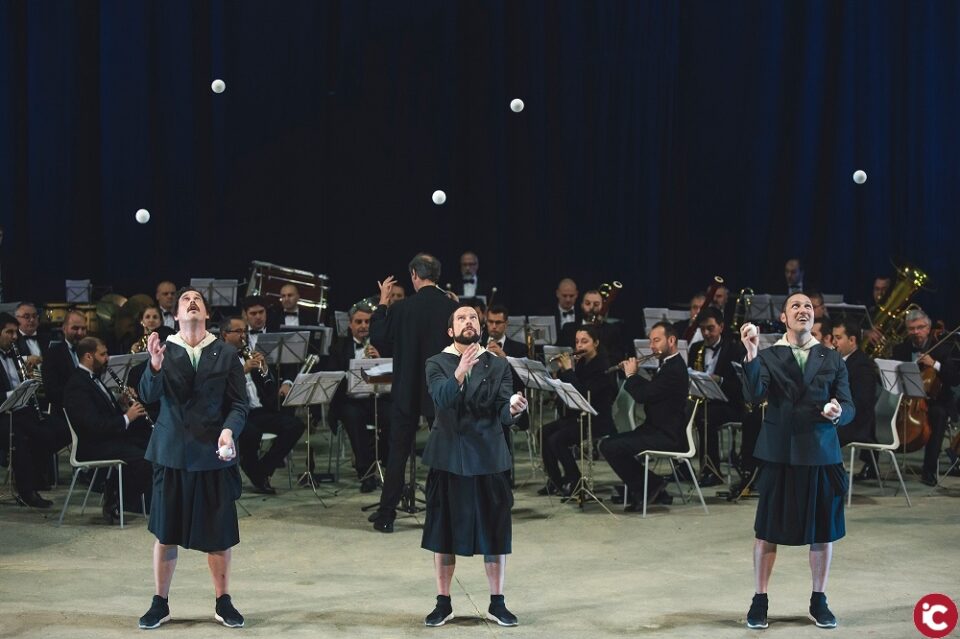 Música y circo en el Teatro Chapí con "Orquesta de malabares" y la banda municipal de VIllena