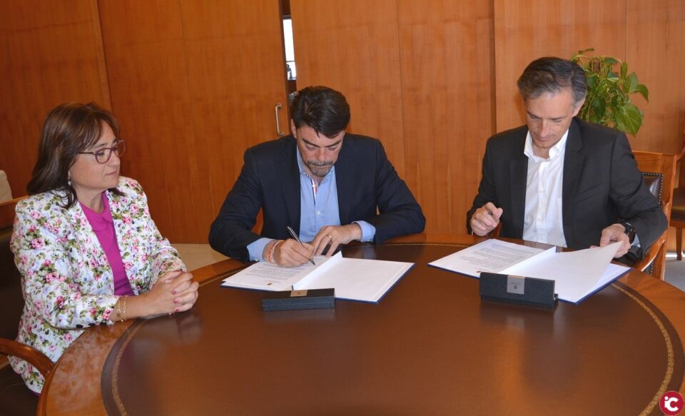 El Ayuntamiento firma un convenio con Aguas de Alicante para la gestión compartida del Fondo Social de la tarifa de agua y alcantarillado que cuenta con un presupuesto de medio millón de euros
