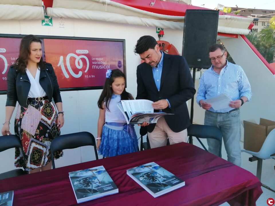 El alcalde agradece el llibret de Hernán Cortés en su 90 aniversario dedicado a la difusión de las Hogueras en los medios de comunicación