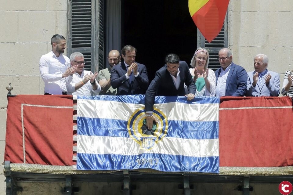 El Ayuntamiento despliega la bandera del Hércules en el balcón para mostrar el apoyo de toda la ciudad al Club