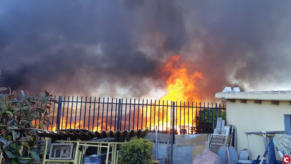 Los bomberos del SPEIS controlan un aparatoso incendio de palés en un terreno de cuatrocientos metros en la partida de Bacarot con una veintena de efectivos