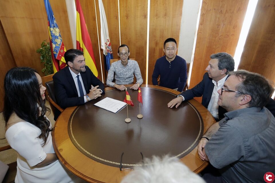 Alicante recibe a una delegación del Instituto Tecnológico de Arte y Cultura de la ciudad china de Suzhou