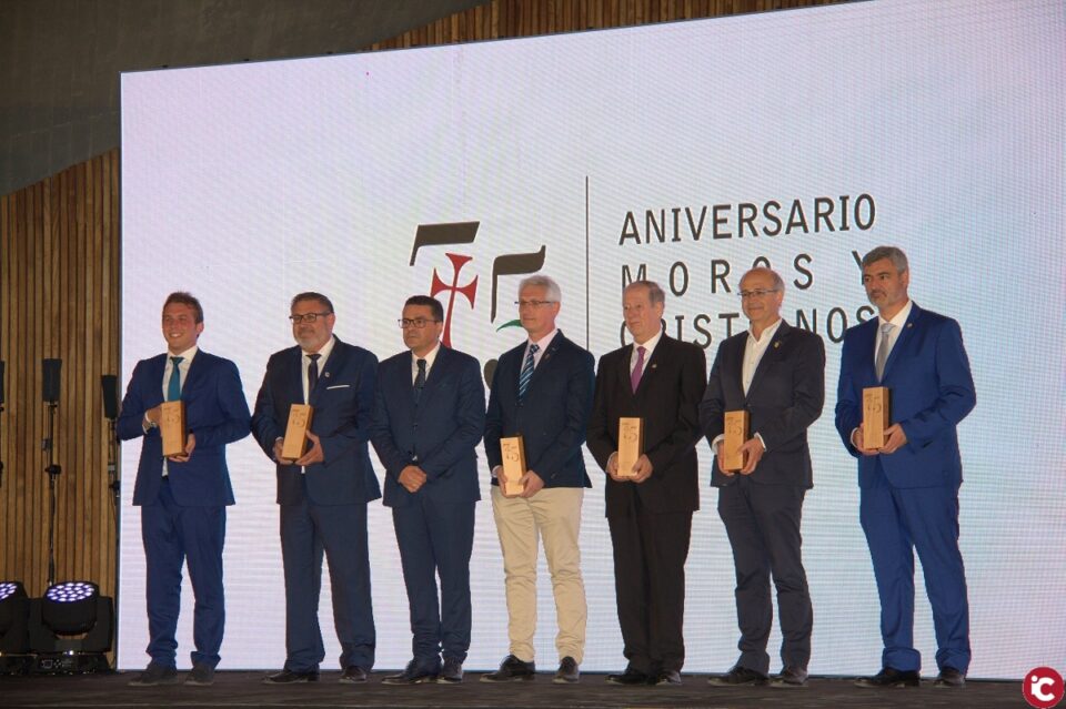 Elegancia y clase de los festeros de Petrer en los actos del 75 º aniversario de la Fiesta de Elda