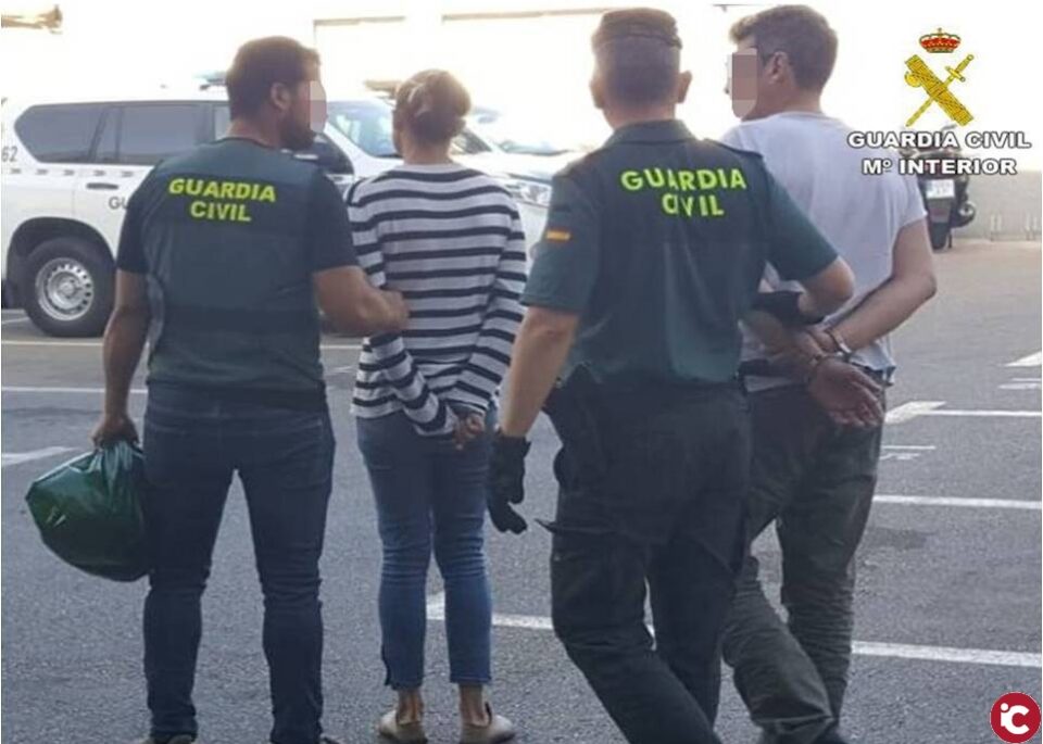 La Guardia Civil detiene en Torrevieja a una pareja por dejar a la anciana a la que cuidaban en ruina y desamparo