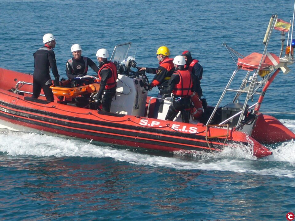 La Unidad de buceo de los bomberos del SPEIS limpian hoy el fondo marino en el puerto de la isla de Tabarca en una jornada voluntaria