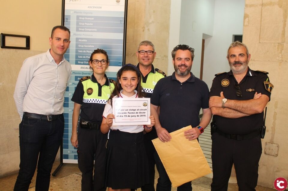 Els alumnes de 6é A de Primària del Col·legi Sagrada Família «Esclaves» d'Alcoi han elaborat el cartell guanyador del 8é concurs d'Educació Viària