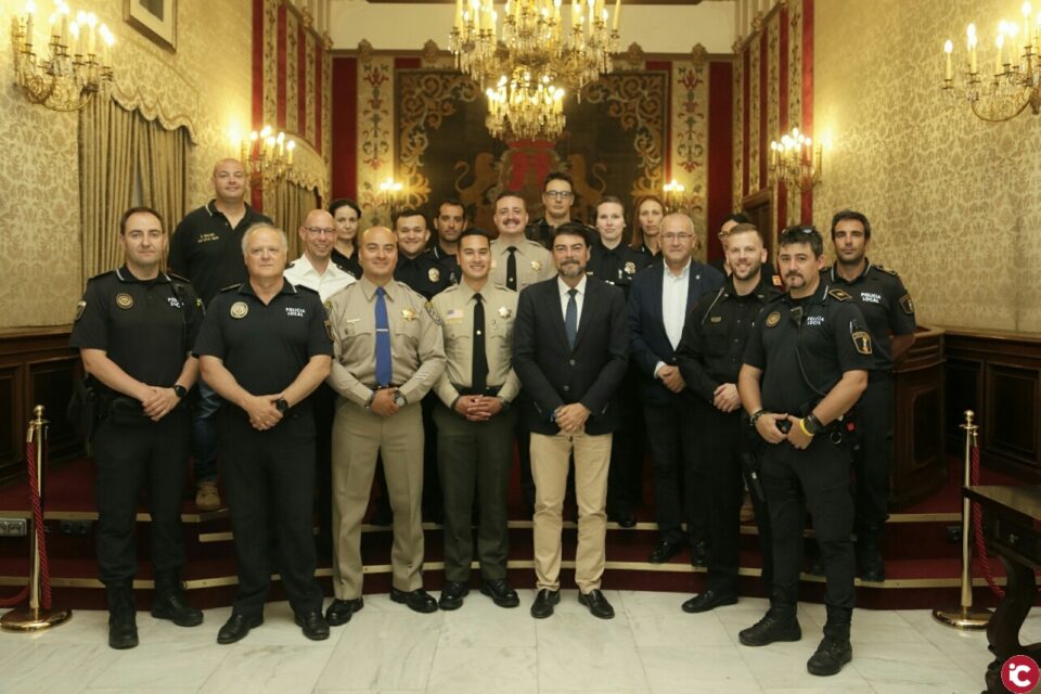 El Alcalde recibe en el Ayuntamiento a una delegación de policías de Estados Unidos y Alemania que se forman e intercambian experiencias con la Policía Local de Alicante