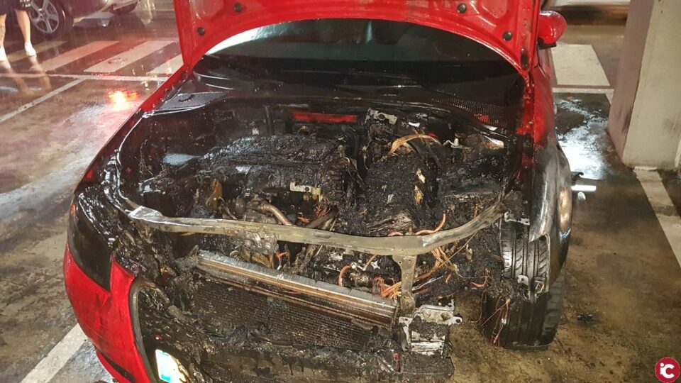 Los Bomberos del SPEIS extinguen un complicado incendio originado en la segunda planta subterránea del parking de la Avenida Alfonso X el Sabio con un herido por inhalación de humo