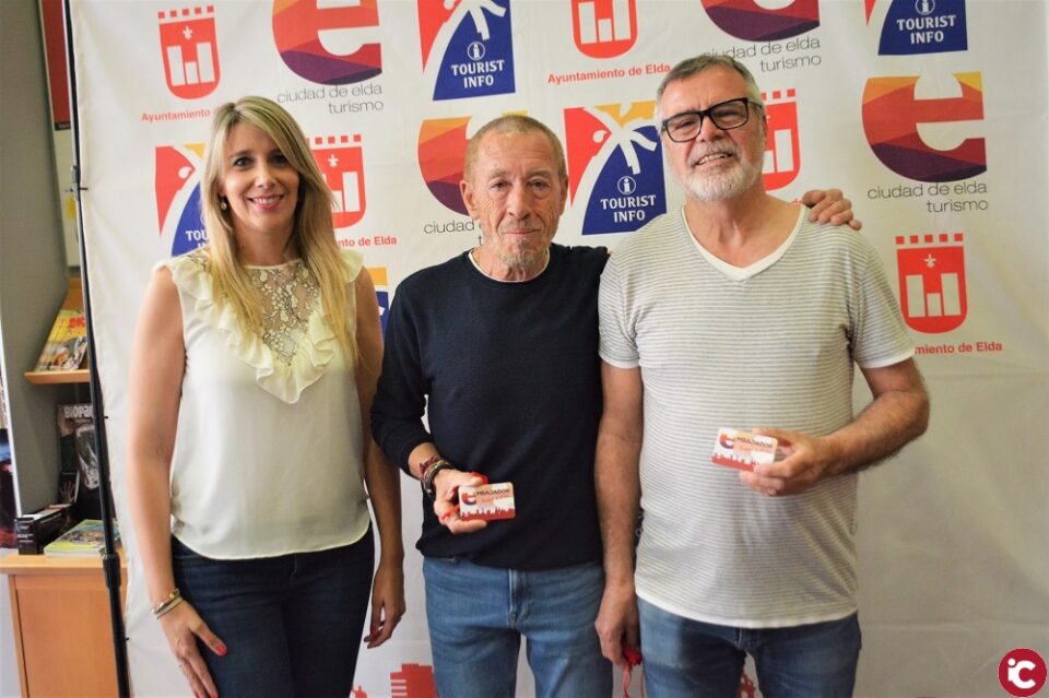 Turismo entrega el carné de Embajador de Elda a los diseñadores locales Pecas y Carlos