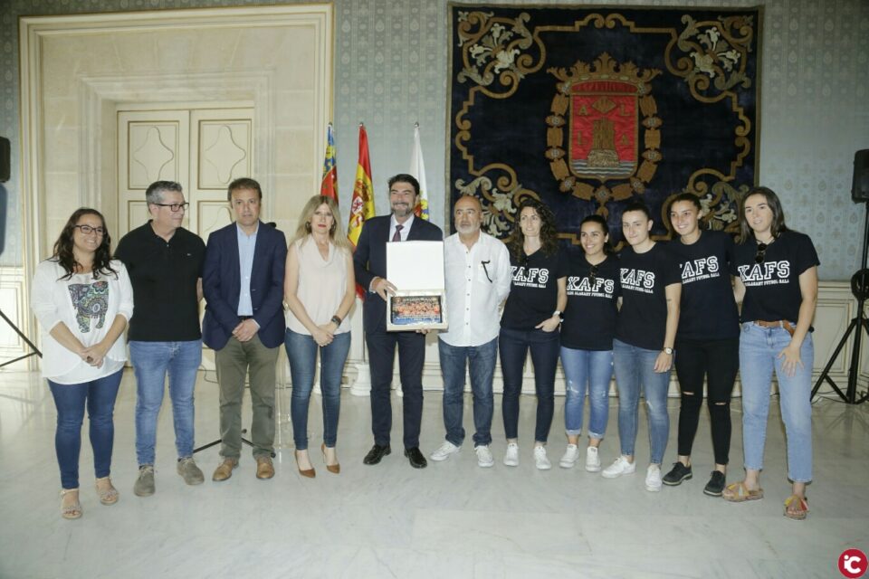 El alcalde recibe en el Salón Azul al Xaloc Alacant por su ascenso a Primera Divisón de Fútbol Sala Femenino