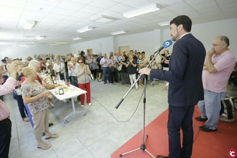 El alcalde visita la reforma del Centro de Mayores de San Gabriel que ha permitido ampliar su cafetería y mejorar la sala multiusos y oficinas