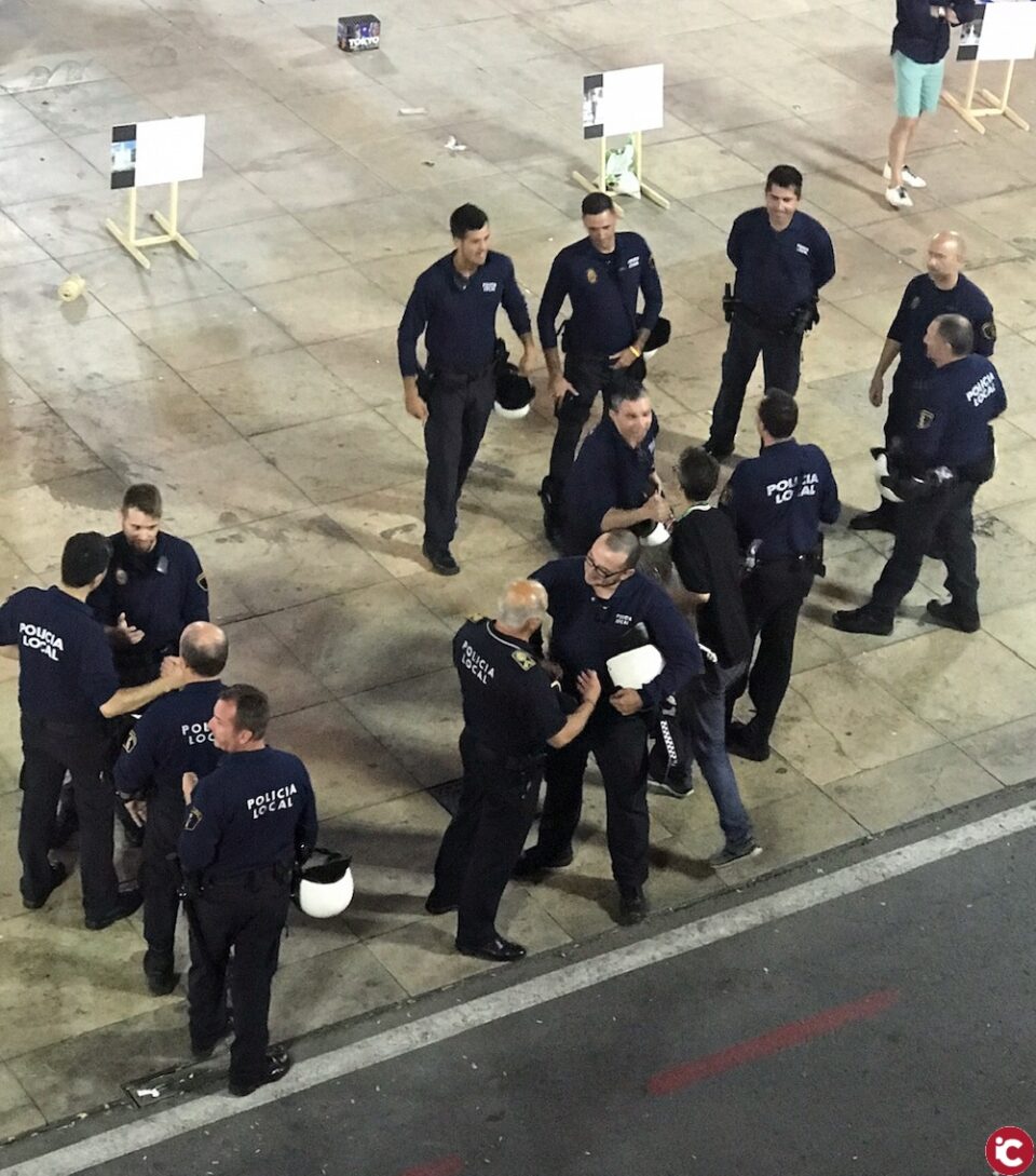 El Ayuntamiento pone en marcha un dispositivo nocturno de coordinación de tráfico y seguridad con la Policía Local de Alicante para el traslado de la hoguera Oficial y las especiales