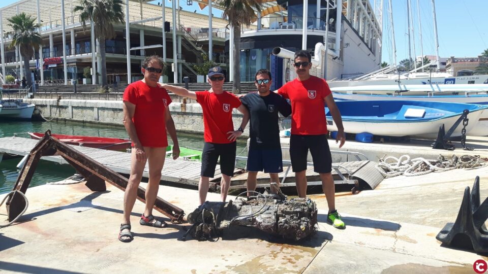 La Unidad de Buceo del SPEIS y Protección Civil junto con decenas de voluntarios recogen 700 kilos de residuos en la jornada Sin Plásticos