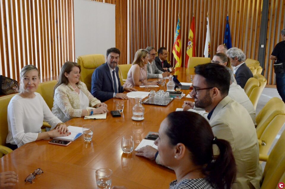 El Ayuntamiento constituye la Junta de Gobierno integrada por diez ediles con voto y cuatro invitados