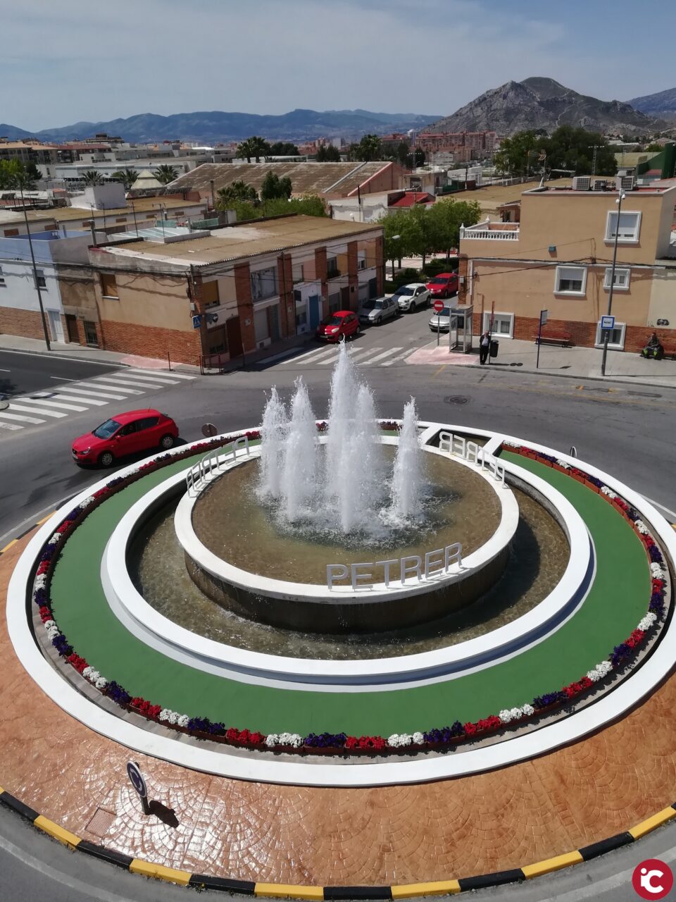 Petrer se ilumina de verde para visibilizar la ELA
