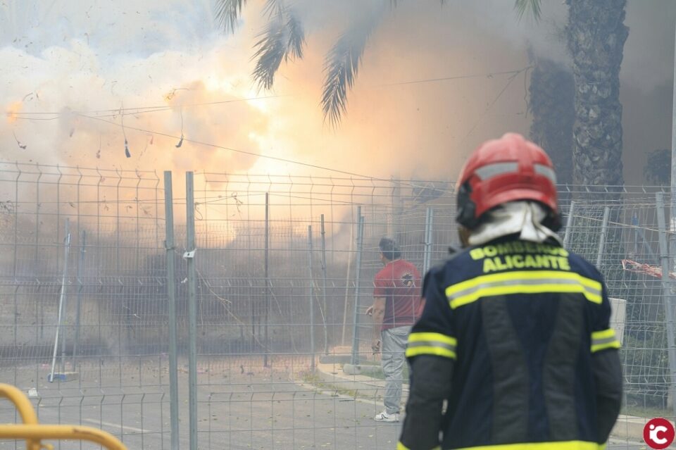 La Pirotecnia Coeters Dragón divide el cuerpo central de la sexta mascletà en siete fases aéreas y terrestres