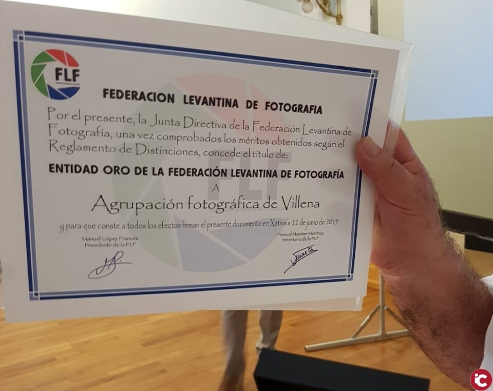 La Agrupación Fotográfica Villena premiada con la Entidad de Oro de la Federación Levantina de Fotografía por los méritos obtenidos según el reglamento de distinciones de la Federación