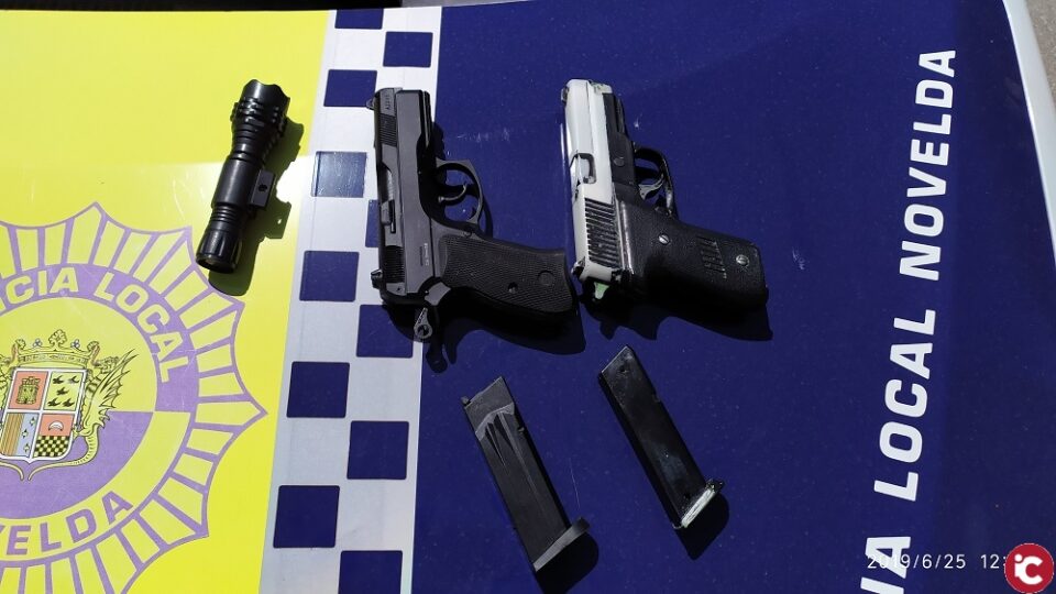 La Policía Local denuncia a un individuo por exhibir armas simuladas en la vía pública