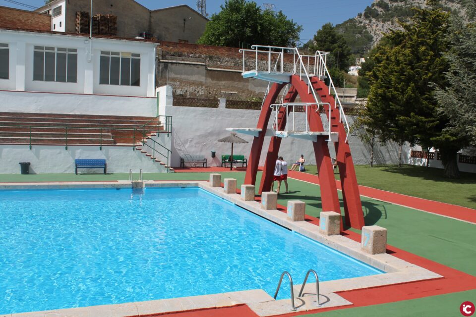 L'ajuntament organitza activitats en les piscines i la biblioteca per a l'estiu