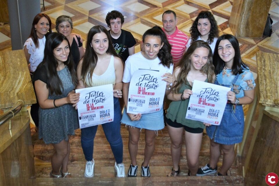 El Taller de Teatro de Juventud representa las obras Fuenteovejuna y ¿Quién me compra un lío? en el Teatro Castelar de Elda