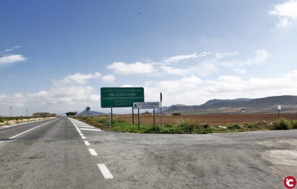 Un joven muerto y dos adultos y una niña heridos en un accidente en Villena.