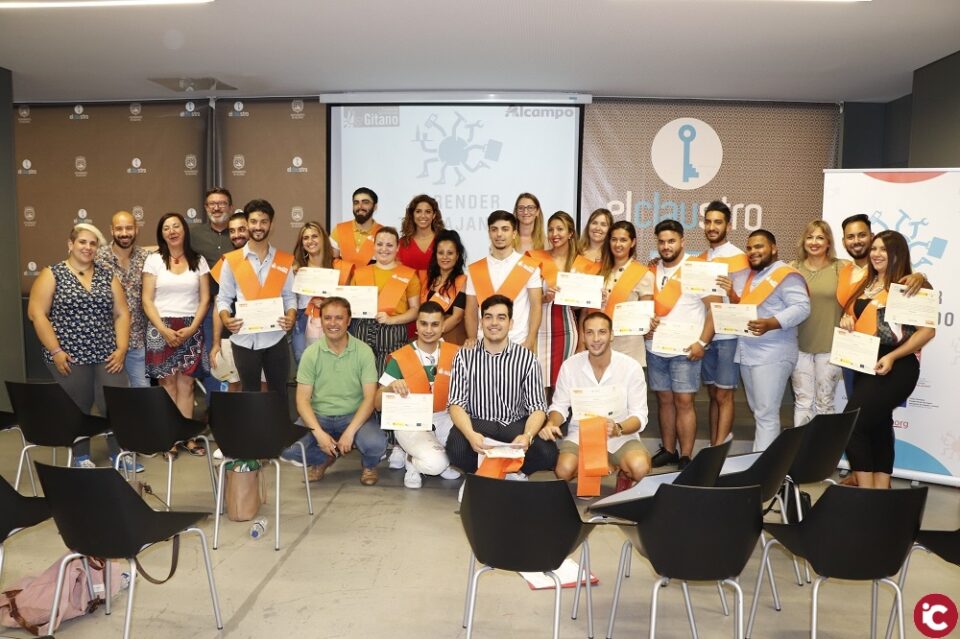 Ayuntamiento y la Fundación Secretariado Gitano logran la inserción laboral de la mitad de los alumnos del programa Aprende trabajando