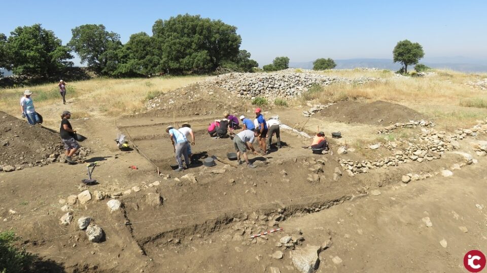Conclou un cicle de sis anys d'excavacions arqueològiques en l'assentament ibèric del Cabeçó de Mariola