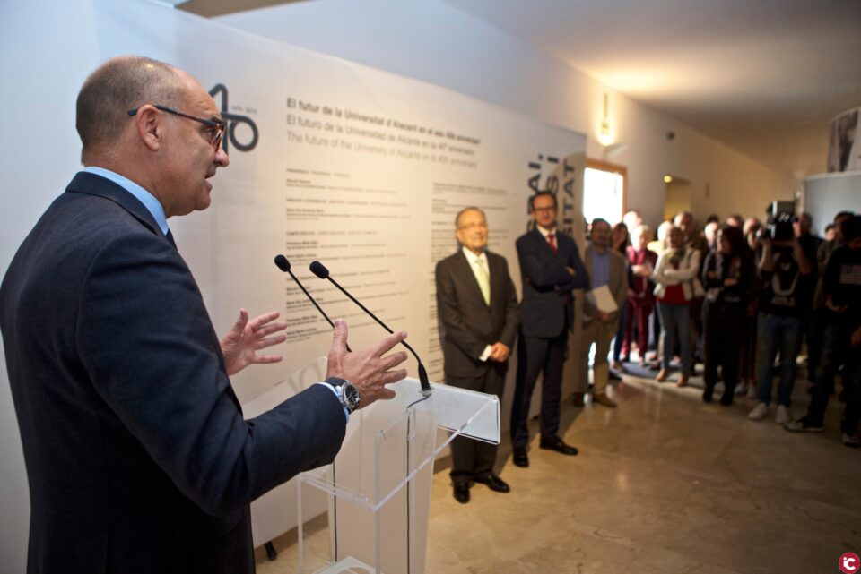 La Universidad de Alicante conmemora su 40 aniversario con una exposición para envolverse y tocar su pasado