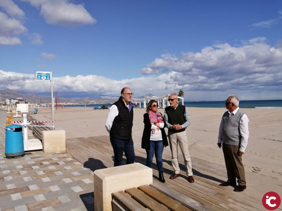 El Ayuntamiento de Alicante inicia los movimientos para perfilar y mover 9.000 metros cúbicos de arena en la playa de San Juan