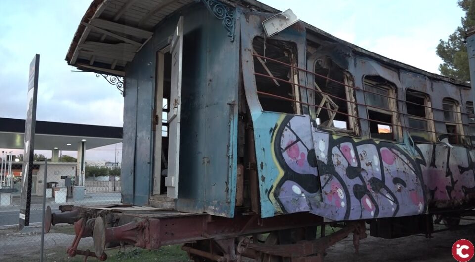 Dos coches ferroviarios de principios del siglo XX