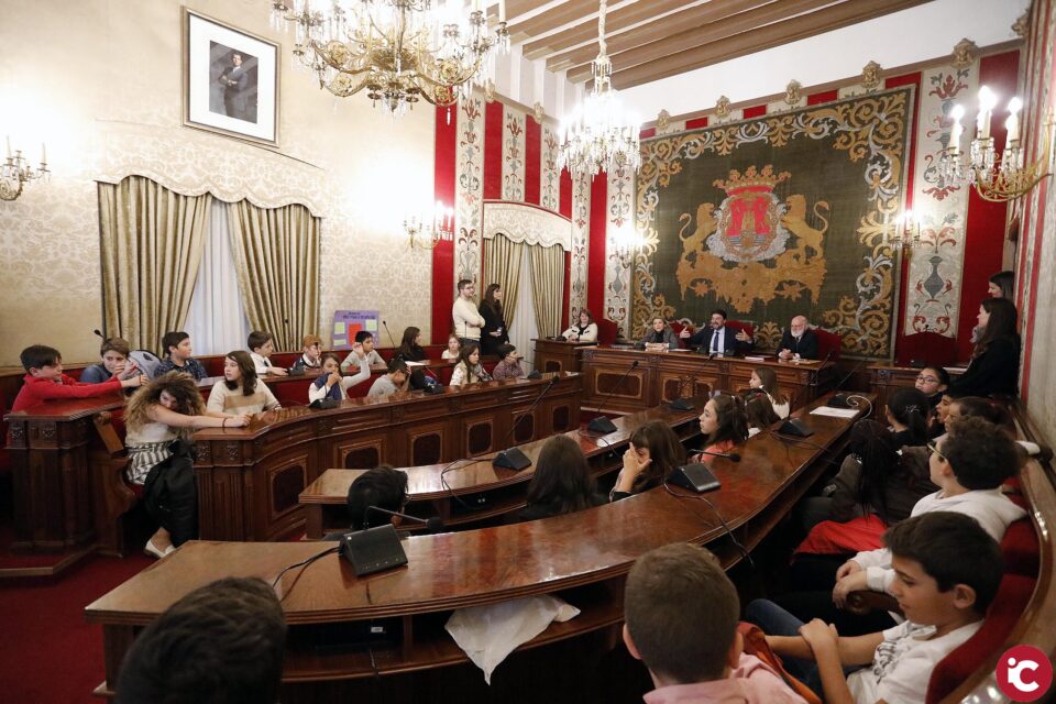 El Ayuntamiento celebra el Pleno Escolar para concienciar a los niños sobre sus derechos