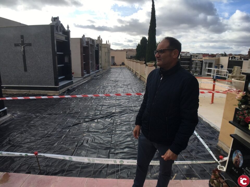El Ayuntamiento pavimenta 1.470 metros cuadrados de calles interiores del cementerio