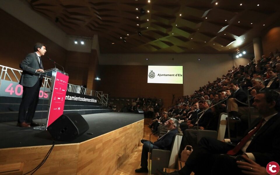 El presidente de la Diputación de Alicante inaugura en el ADDA el acto conmemorativo de los 40 años de consistorios democráticos