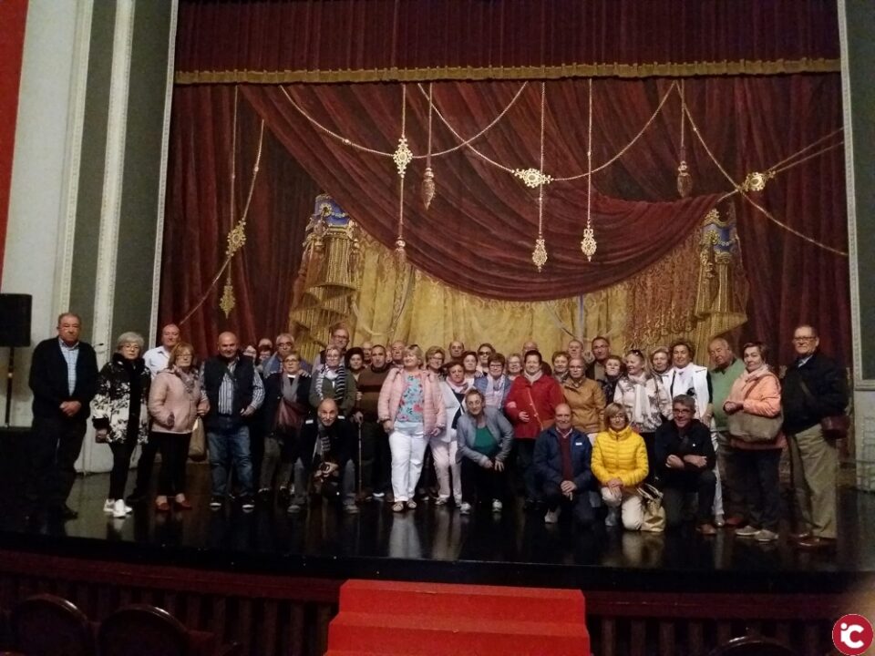 Un grupo de más de 100 turistas de Vigo visita Elda para conocer el Teatro Castelar y la Librería Vidal