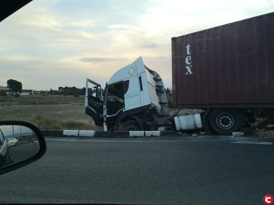 Camión volcado en la rotonda de la zona norte