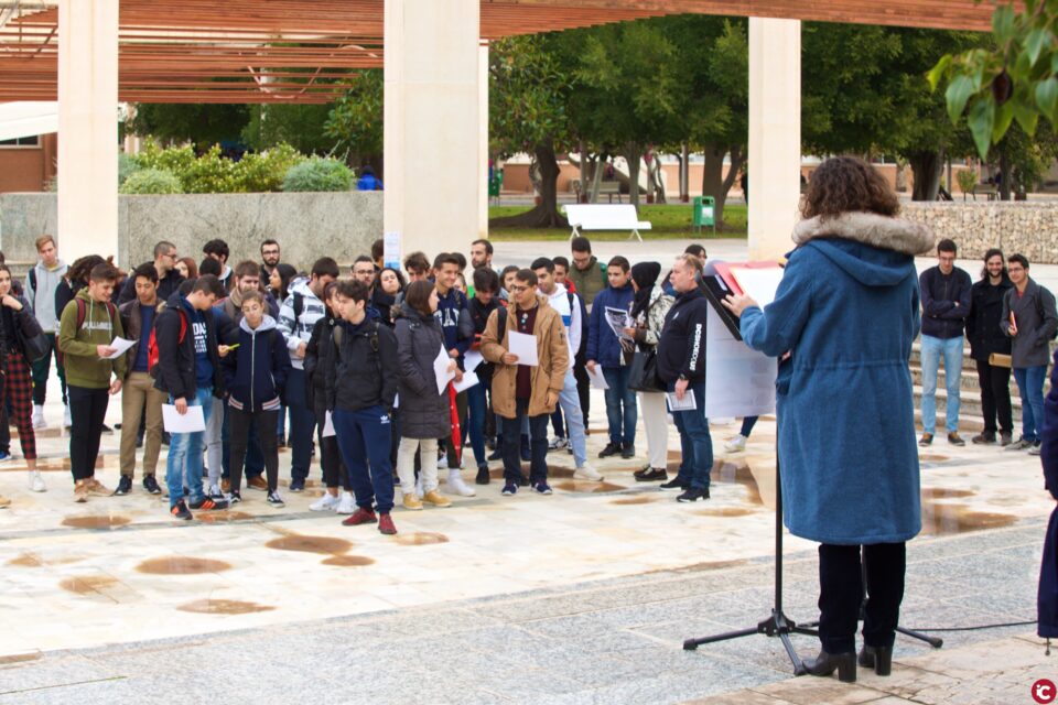 Alumnat d'instituts i de la Universitat d'Alacant s'uneixen a la reivindicació de la vocació pública del debat filosòfic en el Dia Mundial de la Filosofia