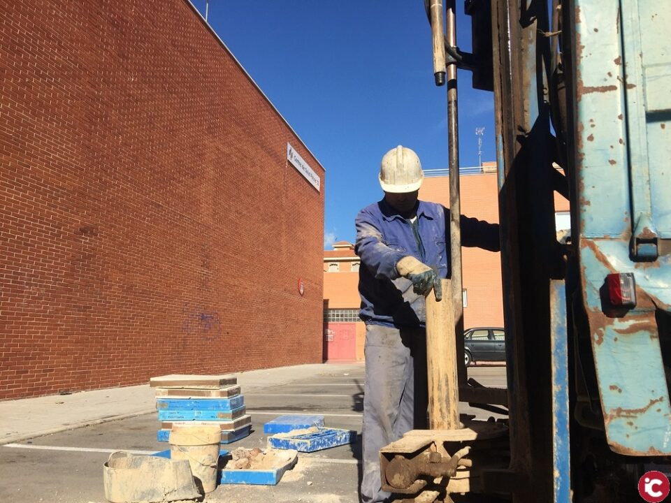Una empresa especializada realiza las prospecciones del terreno sobre el que se va a ampliar el Centro de Salud Petrer II