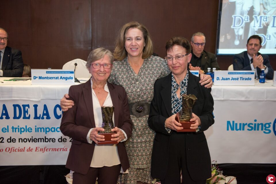 La biaruda María Teresa Román recibe el premio "Labor Humanitaria" en el transcurso del acto conmemorativo del Día de la Enfermería de la Comunidad Valenciana organizado por el Colegio de Enfermería de Alicante