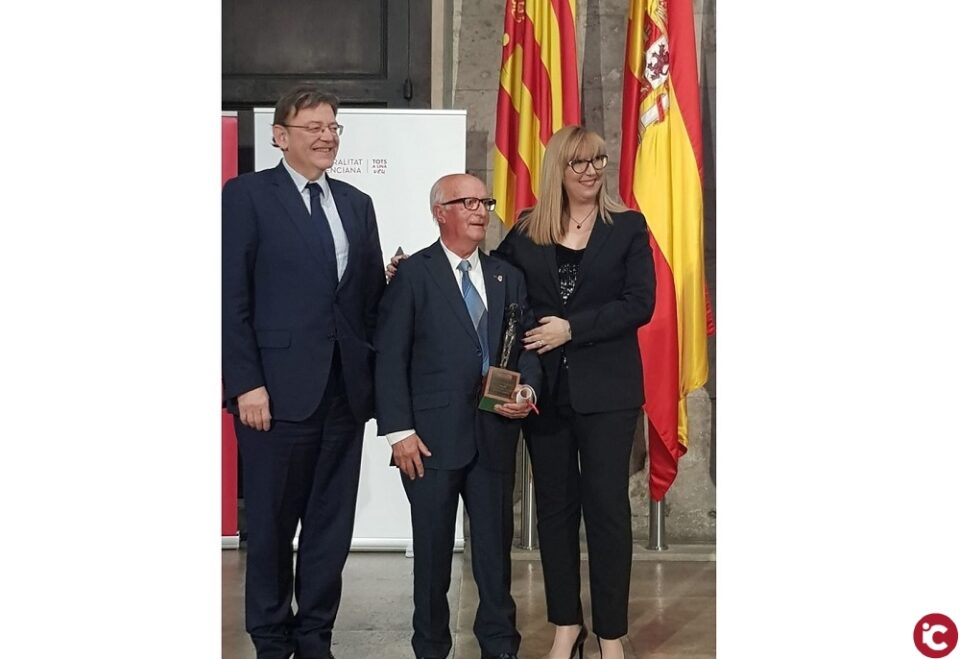 Benedicto Ripoll Martínez rep el Premi Euterpe de mans del President de la Generalitat
