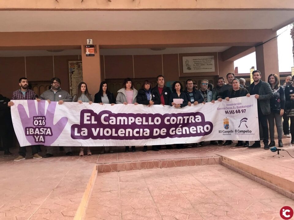 Concentración y declaración contra el maltrato a la mujer en El Campello