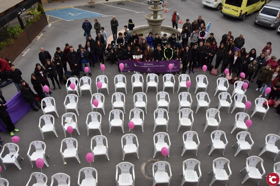 Sillas blancas vacías que simbolizaban la ausencia de todas las mujeres asesinadas en 2019