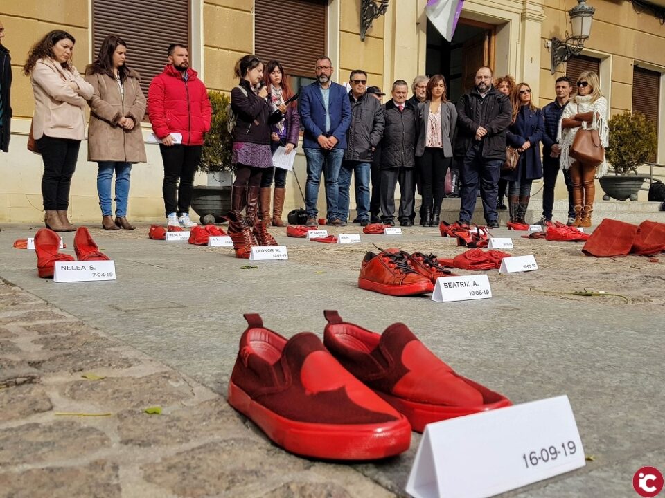 El Ayuntamiento de Elda se suma a los actos del Día contra la Violencia Machista con la lectura de un manifiesto y la exposición 'Zapatos Rojos'