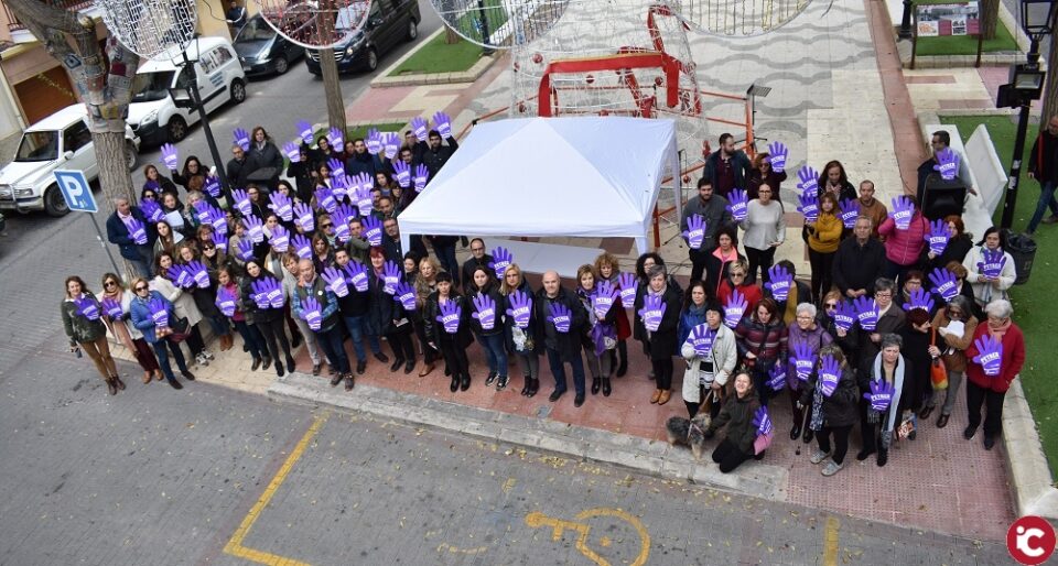 Petrer alza la voz contra la violencia machista en la conmemoración del 25N