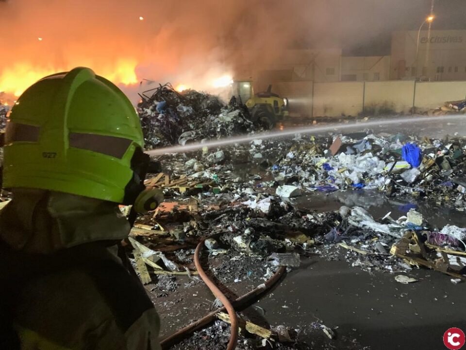Los bomberos trabajan durante toda la noche en la extinción de un complicado incendio industrial en una empresa de reciclaje de cartón en el polígono de Las Atalayas con dos operarios heridos leves por inhalación de humo