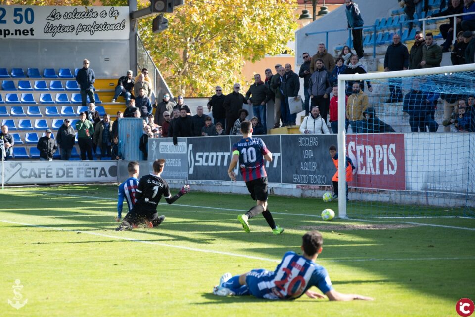 El Deportivo Eldense da la cara en El Collao pero sucumbe (2-0)