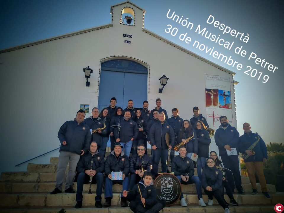 Emotiva recogida de educandos de la Unión Musical de Petrer