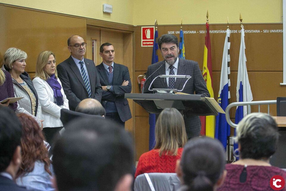 El alcalde y la Corporación municipal participan en la lectura de la Constitución española en la sede de la UA con motivo de su cuadragésimo primer aniversario