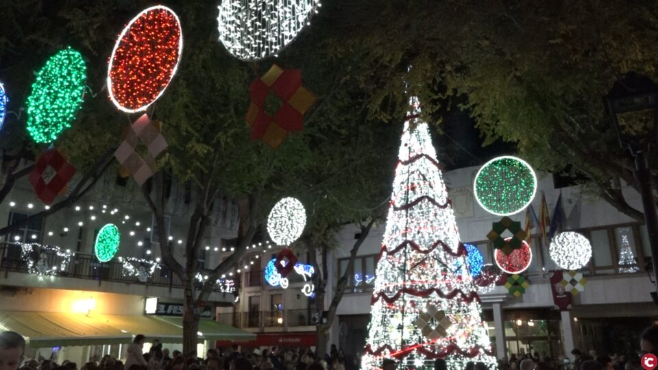 Petrer inicia la Navidad con el encendido de luces y la instalación de un gran árbol