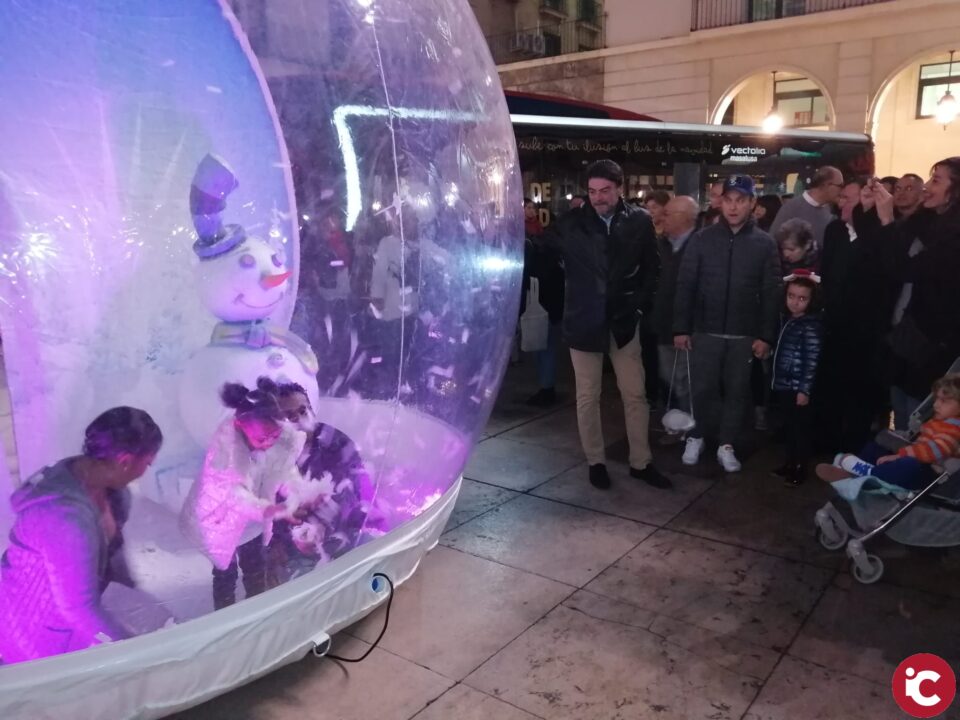 La plaza del Ayuntamiento se abre a la Navidad con un programa de actividades el puente de la Constitución